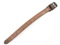 Schnallriemen  Wehrmacht, ungeschwärztes Leder Breite knapp 2cm, Gesamtlänge 29cm, datiert 1937