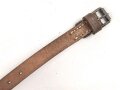 Schnallriemen  Wehrmacht, ungeschwärztes Leder Breite knapp 2cm, Gesamtlänge 29cm, datiert 1937