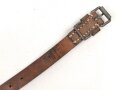 Schnallriemen  Wehrmacht, ungeschwärztes Leder Breite knapp 2cm, Gesamtlänge 29cm, datiert 1937