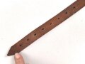 Schnallriemen  Wehrmacht, ungeschwärztes Leder Breite knapp 2cm, Gesamtlänge 29cm, datiert 1937