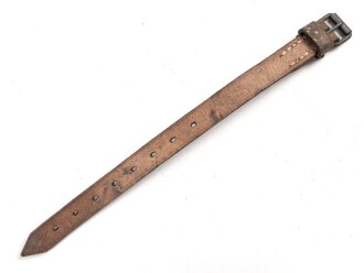 Schnallriemen  Wehrmacht, ungeschwärztes Leder Breite knapp 2cm, Gesamtlänge 29cm, datiert 1937
