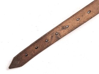 Schnallriemen  Wehrmacht, ungeschwärztes Leder Breite knapp 2cm, Gesamtlänge 29cm, datiert 1937
