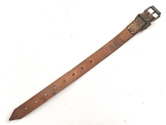 Schnallriemen  Wehrmacht, ungeschwärztes Leder Breite knapp 2cm, Gesamtlänge 29cm, datiert 1937