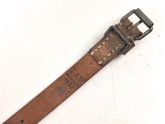 Schnallriemen  Wehrmacht, ungeschwärztes Leder Breite knapp 2cm, Gesamtlänge 29cm, datiert 1937
