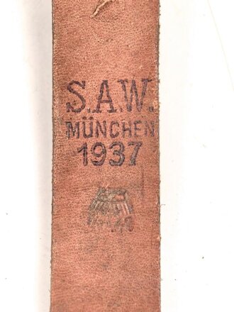Schnallriemen  Wehrmacht, ungeschwärztes Leder Breite knapp 2cm, Gesamtlänge 29cm, datiert 1937