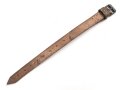 Schnallriemen  Wehrmacht, ungeschwärztes Leder Breite knapp 2cm, Gesamtlänge 29cm, datiert 1937