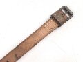 Schnallriemen  Wehrmacht, ungeschwärztes Leder Breite knapp 2cm, Gesamtlänge 29cm, datiert 1937