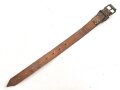 Schnallriemen  Wehrmacht, ungeschwärztes Leder Breite knapp 2cm, Gesamtlänge 29cm, datiert 1937