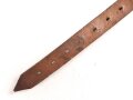 Schnallriemen  Wehrmacht, ungeschwärztes Leder Breite knapp 2cm, Gesamtlänge 29cm, datiert 1937