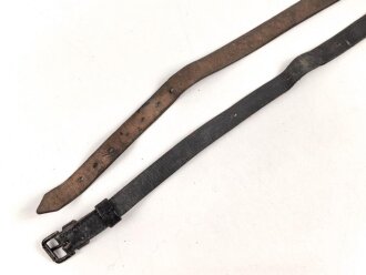 Schnallriemen   geschwärztes Leder Breite knapp 2cm, Gesamtlänge 162cm. Vermutlich keine deutsche Fertigung