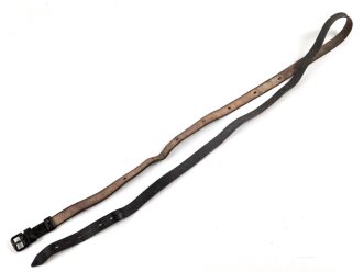 Schnallriemen   geschwärztes Leder Breite knapp 2cm, Gesamtlänge 162cm. Vermutlich keine deutsche Fertigung