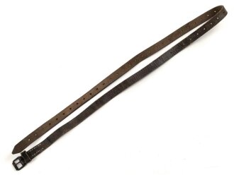 Schnallriemen   geschwärztes Leder Breite knapp 2cm, Gesamtlänge 131cm. Vermutlich keine deutsche Fertigung