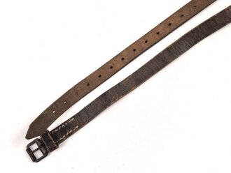 Schnallriemen   geschwärztes Leder Breite knapp 2cm, Gesamtlänge 131cm. Vermutlich keine deutsche Fertigung