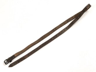 Schnallriemen   geschwärztes Leder Breite knapp 2cm, Gesamtlänge 131cm. Vermutlich keine deutsche Fertigung