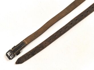 Schnallriemen   geschwärztes Leder Breite knapp 2cm, Gesamtlänge 131cm. Vermutlich keine deutsche Fertigung