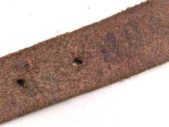 Schnallriemen   geschwärztes Leder Breite knapp 2cm, Gesamtlänge 22cm. Vermutlich keine deutsche Fertigung