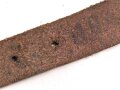 Schnallriemen   geschwärztes Leder Breite knapp 2cm, Gesamtlänge 22cm. Vermutlich keine deutsche Fertigung