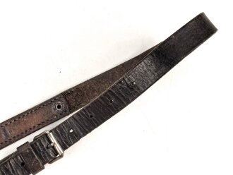 Trageriemen Wehrmacht ?, geschwärztes Leder Breite 2,2cm, Gesamtlänge 89cm