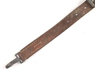 Trage- oder verbindungsriemen Wehrmacht, ungeschwärztes Leder Breite knapp 4cm, Gesamtlänge 72cm
