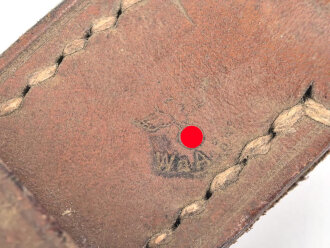 Trage- oder verbindungsriemen Wehrmacht, ungeschwärztes Leder Breite knapp 4cm, Gesamtlänge 72cm
