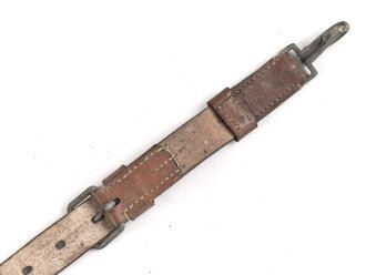 Trage- oder verbindungsriemen Wehrmacht, ungeschwärztes Leder Breite knapp 4cm, Gesamtlänge 80cm