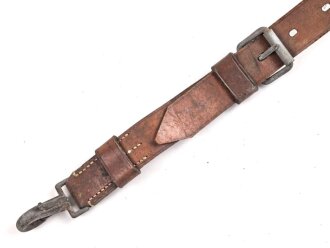 Trage- oder verbindungsriemen Wehrmacht, ungeschwärztes Leder Breite knapp 4cm, Gesamtlänge 76cm