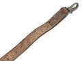 Trage- oder verbindungsriemen Wehrmacht, ungeschwärztes Leder Breite knapp 4cm, Gesamtlänge 76cm