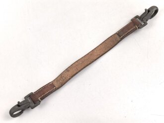 Trage- oder verbindungsriemen Wehrmacht, ungeschwärztes Leder Breite knapp 2,5cm, Gesamtlänge 41cm