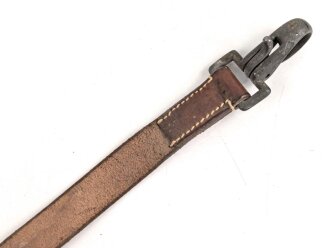 Trage- oder verbindungsriemen Wehrmacht, ungeschwärztes Leder Breite knapp 2,5cm, Gesamtlänge 41cm