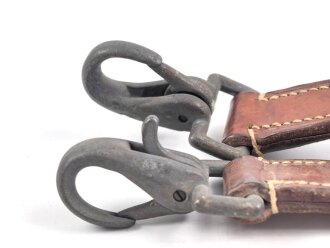 Trage- oder verbindungsriemen Wehrmacht, ungeschwärztes Leder Breite knapp 2,5cm, Gesamtlänge 41cm
