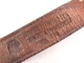 Trage- oder verbindungsriemen Wehrmacht, ungeschwärztes Leder Breite knapp 2,5cm, Gesamtlänge 41cm