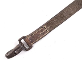 Trage- oder verbindungsriemen Wehrmacht, ungeschwärztes Leder Breite knapp 2,5cm, Gesamtlänge 41cm