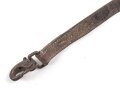 Trage- oder verbindungsriemen Wehrmacht, ungeschwärztes Leder Breite knapp 2,5cm, Gesamtlänge 41cm