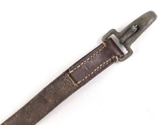 Trage- oder verbindungsriemen Wehrmacht, ungeschwärztes Leder Breite knapp 2,5cm, Gesamtlänge 40cm