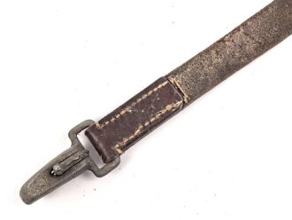 Trage- oder verbindungsriemen Wehrmacht, ungeschwärztes Leder Breite knapp 2,5cm, Gesamtlänge 40cm