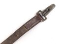 Trage- oder verbindungsriemen Wehrmacht, ungeschwärztes Leder Breite knapp 2,5cm, Gesamtlänge 40cm