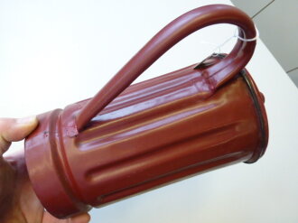 Kaffeekanne aus Granatenverpackung  , Nachkriegsprodukt "Schwerter zu Pflugscharen "