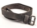 Eindornkoppel geschwärztes Leder. Höhe etwa 3,3cm, Gesamtlänge 120cm