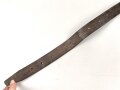 Eindornkoppel geschwärztes Leder. Höhe etwa 3,3cm, Gesamtlänge 120cm