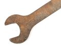 Gewaltiger Schraubenschlüssel Reichswehr / frühe Wehrmacht mit WaA134. Gesamtlänge 42cm, wiegt unverpackt 1,6kg