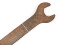 Gewaltiger Schraubenschlüssel Reichswehr / frühe Wehrmacht mit WaA134. Gesamtlänge 42cm, wiegt unverpackt 1,6kg
