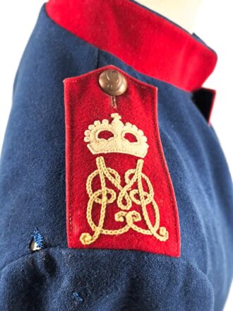 Bayern Waffenrock für einen Angehörigen im königlich Bayerischen 2. Infanterie Regiment „Kronprinz“. München. Ungereinigtes Kammerstück von 1912  mit diversen kleineren Beschädigungen