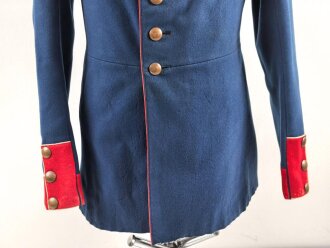 Bayern Waffenrock für einen Angehörigen im königlich Bayerischen 2. Infanterie Regiment „Kronprinz“. München. Ungereinigtes Kammerstück von 1912  mit diversen kleineren Beschädigungen