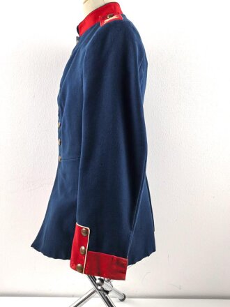 Bayern Waffenrock für einen Angehörigen im königlich Bayerischen 2. Infanterie Regiment „Kronprinz“. München. Ungereinigtes Kammerstück von 1912  mit diversen kleineren Beschädigungen