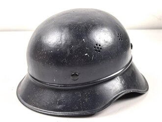 Stahlhelm Luftschutz , neuzeitlich lackiert und mit modernem Innenfutter und Kinnriemen versehen.