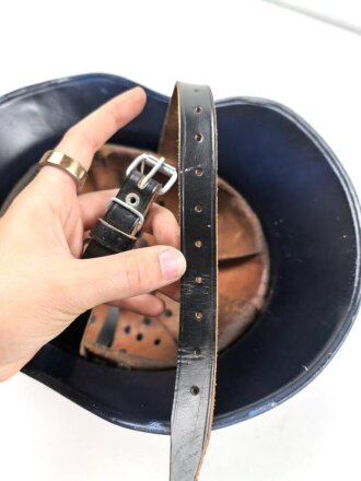 Stahlhelm Luftschutz , neuzeitlich lackiert und mit modernem Innenfutter und Kinnriemen versehen.