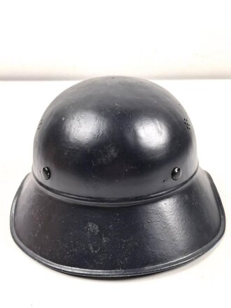 Stahlhelm Luftschutz , neuzeitlich lackiert und mit modernem Innenfutter und Kinnriemen versehen.