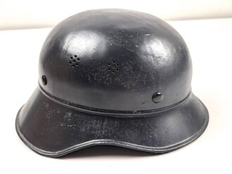 Stahlhelm Luftschutz , neuzeitlich lackiert und mit modernem Innenfutter und Kinnriemen versehen.