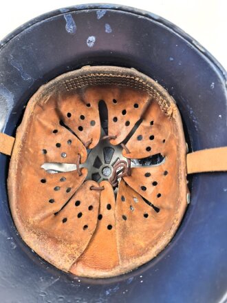 Stahlhelm Luftschutz , neuzeitlich lackiert und mit modernem Innenfutter und Kinnriemen versehen.