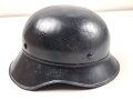 Stahlhelm Luftschutz , neuzeitlich lackiert und mit modernem Innenfutter und Kinnriemen versehen.